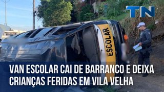 Van escolar cai de barranco e deixa crianças feridas em Vila Velha