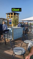 Il essaye d’avoir le barman 2 fois 