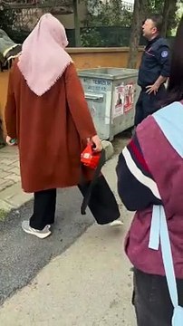 Regardez ce qu'ils découvrent coincé dans un tuyau