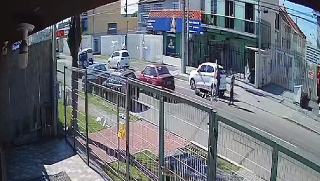 Ciclista fica gravemente ferido após bater em carro estacionado