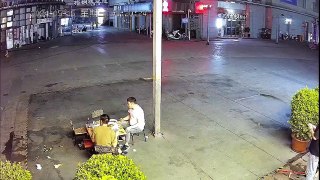 Ils comptent bien finir le repas en terrasse malgré la tempête