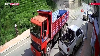 Hızla giden kamyonun altında kalmaktan son anda kurtuldular, o anlar kamerada
