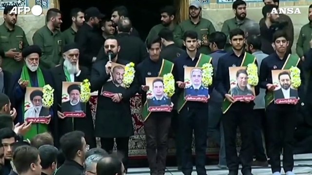 Iran, migliaia di persone al corteo funebre di Raisi a Qom