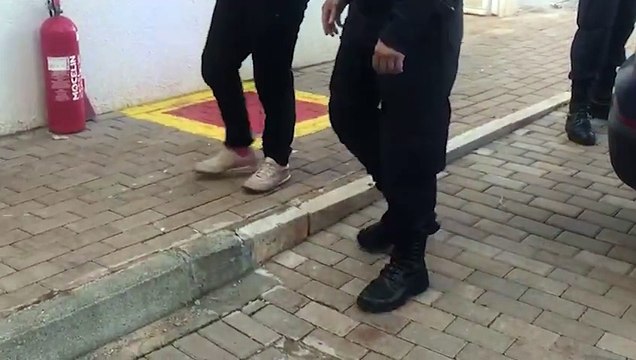 Mulher é detida após ameaçar e agredir funcionária de supermercado