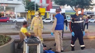 Homem é socorrido após sofrer queda na Avenida Brasil