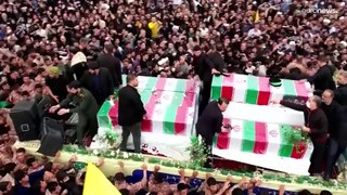 شاهد: جماهير غفيرة في قُم تشيع جثمان الرئيس الإيراني وجثامين مرافقيه الذين قتلوا في حادث مروحية