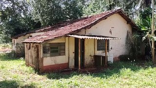 A SENHORA QUE MORAVA NESSA CASA ABANDONADA TINHA UM COMPORTAMENTO ESTRANHO, CHAMAVAM ELA DE BRUXA