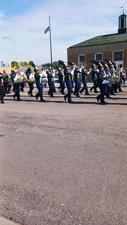 Highschool band preforming :)