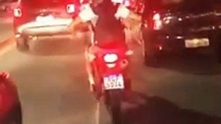 Motociclista é flagrado carregando bode na garupa de moto em Maceió/AL