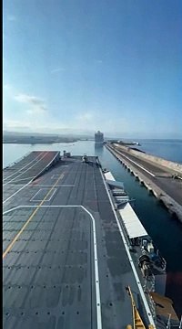 La nave militare Cavour esce dal porto di Civitavecchia, la manovra in time-laps è spettacolare