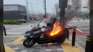 경기 화성서 달리던 오토바이 불...엔진 과열 추정 / YTN