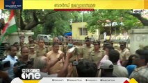 മത്സ്യങ്ങള്‍ ചത്തുപൊങ്ങിയ സംഭവം; മലിനീകരണ നിയന്ത്രണ ബോര്‍ഡ് ഓഫീസിന് മുന്നില്‍ വന്‍ പ്രതിഷേധം