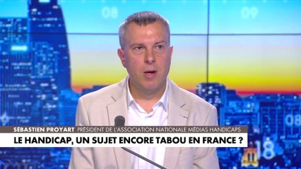 Sébastien Proyart, atteint de la maladie de Charcot-Marie-Tooth, montre sa manière de marcher