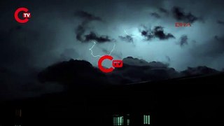 Bitlis'te yağmur: Şimşekler geceyi aydınlattı