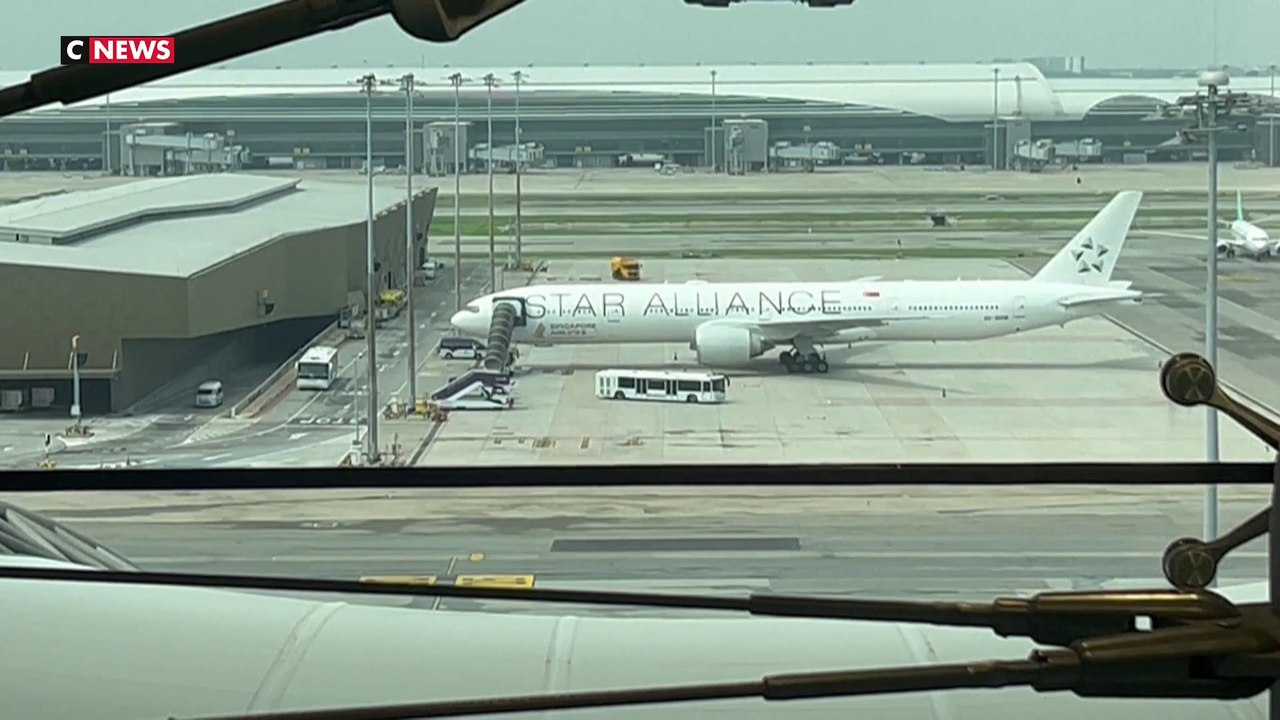 Après la mort d'un passager dans un avion de Singapour Airlines, les passagers sont sous le choc