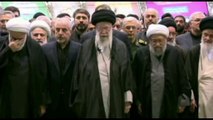 L'Ayatollah Khamenei guida la preghiera ai funerali di Raisi