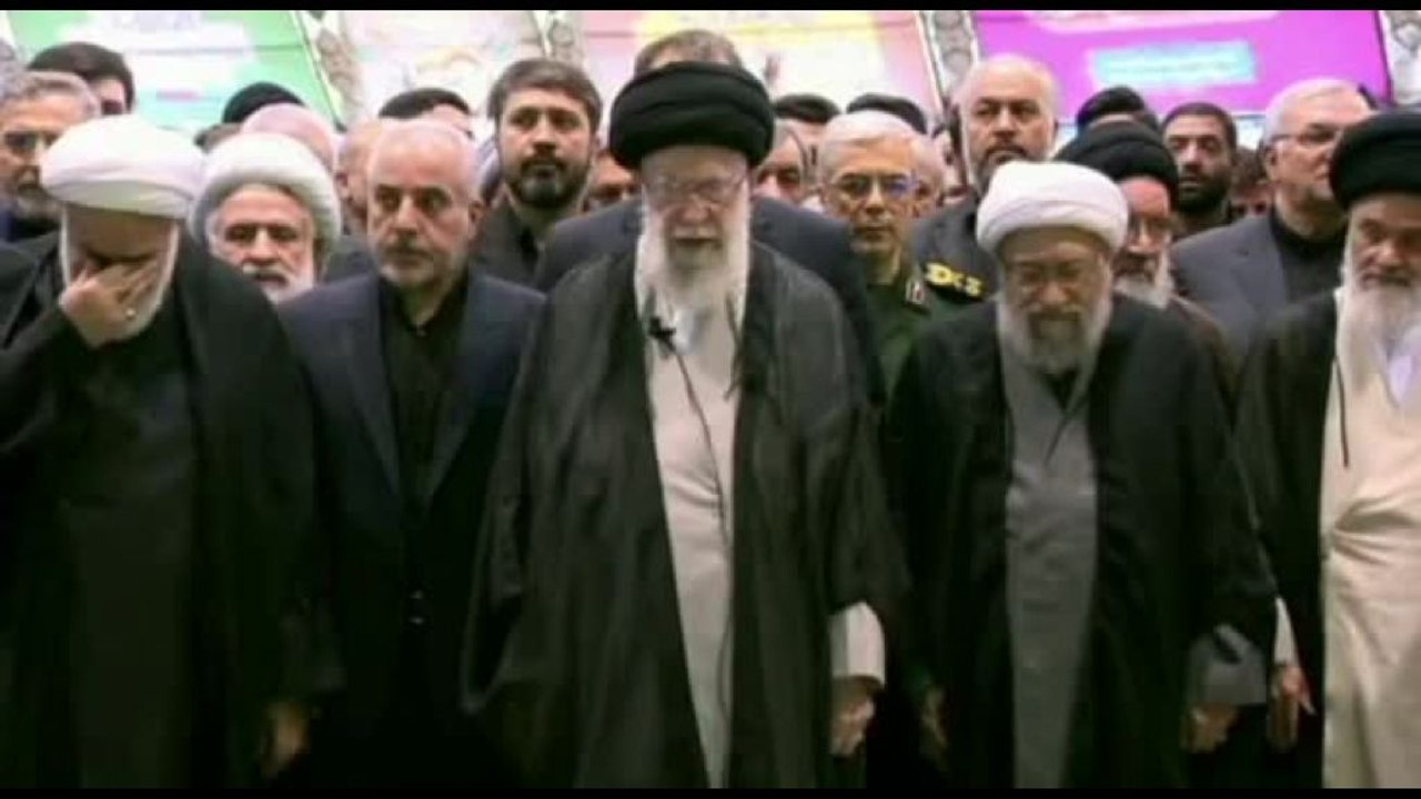 L'Ayatollah Khamenei guida la preghiera ai funerali di Raisi