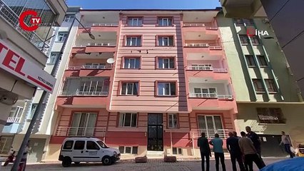 4'üncü kattan otomobilin üzerine düştü Kurtarılamadı