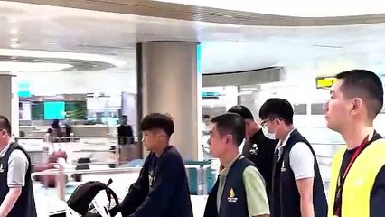 فيديو: أحد الركاب يروي تفاصيل مرعبة لهبوط الطائرة السنغافورية الاضطراري في بانكوك