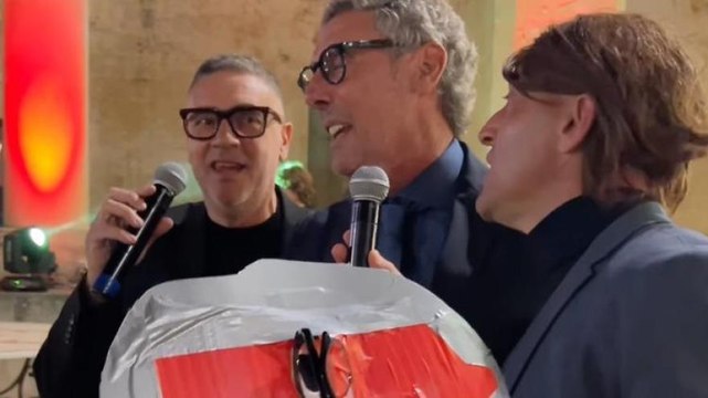 Ancora festa Lecce: Luca Gotti canta Le radici ca tieni dei Sud Sound System