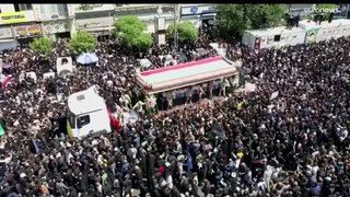 فيديو: عشرات الآلاف يشيعون جثمان الرئيس الإيراني الراحل في طهران