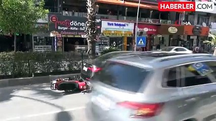 Yaya geçidini görünce kendini kilitleyen lüks otomobilin altına girdi