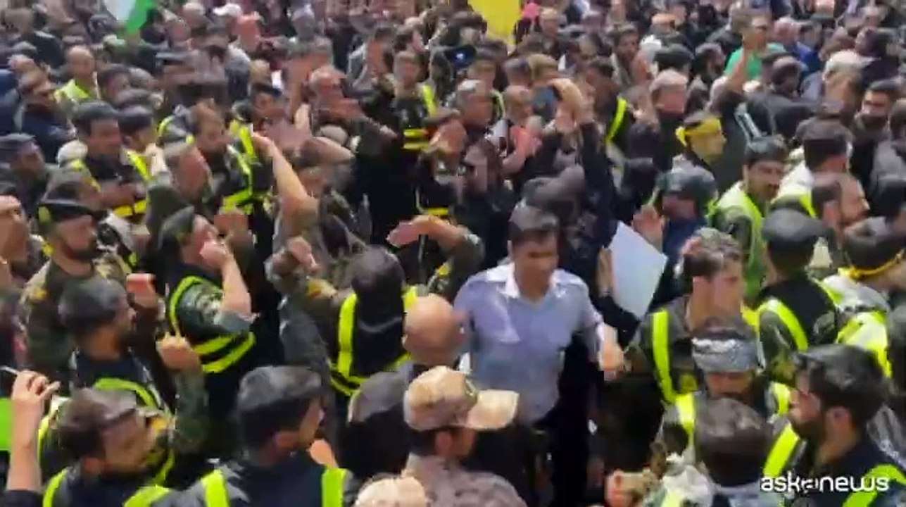 La folla immensa a Teheran per i funerali di Raisi