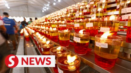 Thousands throng temple to celebrate Wesak Day