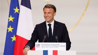 Emmanuel Macron tendre avec sa mère Françoise Noguès : une rare apparition sous les flashs des paparazzis !