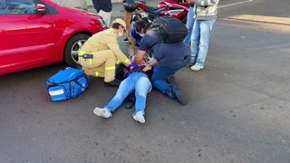 Garupa de motocicleta fica ferida em acidente de trânsito na Rua Antonina