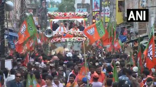 केंद्रीय गृह मंत्री अमित शाह ने भाजपा उम्मीदवार सुभाष सरकार के समर्थन में रोड शो किया