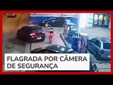 Motorista arranca com mangueira presa no tanque de combustível e arrasta frentista em MG