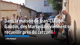Dans la maison de Jean-Claude Gaudin, des Marseillais viennent se recueillir près du cercueil
