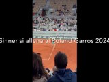 Jannik Sinner si allena sui campi del Roland Garros 2024