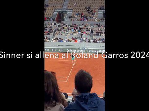 Jannik Sinner si allena sui campi del Roland Garros 2024