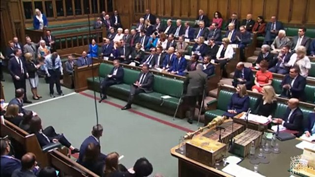 Il deputato inglese ritorna in Aula dopo l'amputazione di braccia e gambe: i colleghi gli dedicano una standing ovation