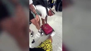 Passageiro quebra própria mala para evitar pagar taxa extra de companhia aérea e vídeo viraliza