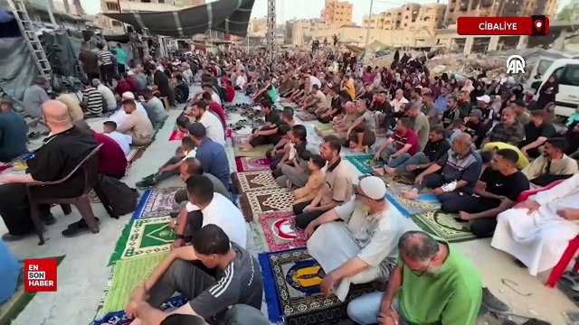 Gazzeliler moloz yığınları arasında Kurban Bayramı namazını kıldı
