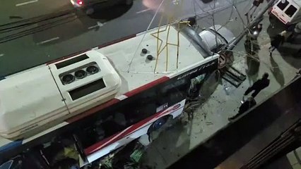 Un chofer de la linea 71 se descompensó y chocó