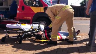 Após moto deslizar em mancha de óleo, motociclista sofre queda e quebra o braço