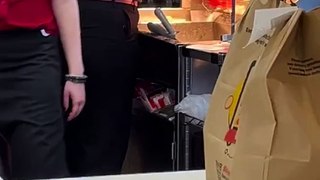 Funcionária do McDonald’s seca esfregona junto a batatas fritas. Há vídeo