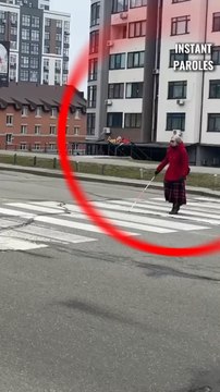 Ce motard s’arrête en pleine route puis réalise un geste précieux pour une femme aveugle