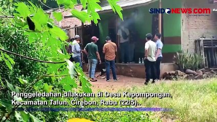 Скачать видео: Berhasil Ditangkap, Polisi Geledah Rumah Pegi 'Perong' Terduga Pelaku Pembunuhan Vina