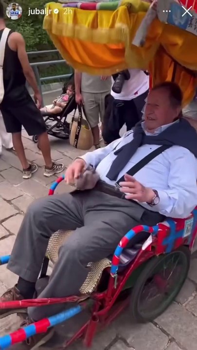 Guy Roux en Chine, aux côtés de l'équipe et du staff de l'AJ Auxerre