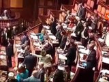 Bagarre in Aula Senato su premierato, opposizione sventola la Costituzione intervengono i commessi