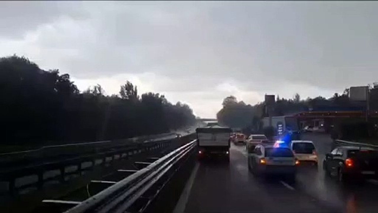 Lecco, grandine sulla Statale 36: gli automobilisti si fermano sotto i cavalcavia