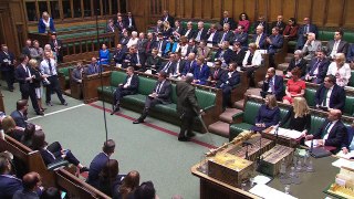 Diputado británico ovacionado al volver al Parlamento tras amputación de sus extremidades
