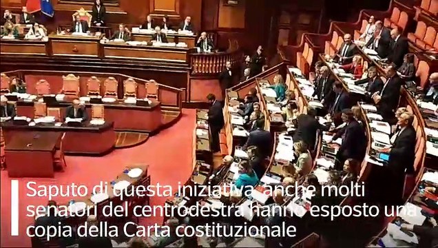 Bagarre in Senato sul Premierato, l'opposizione sventola la Costituzione