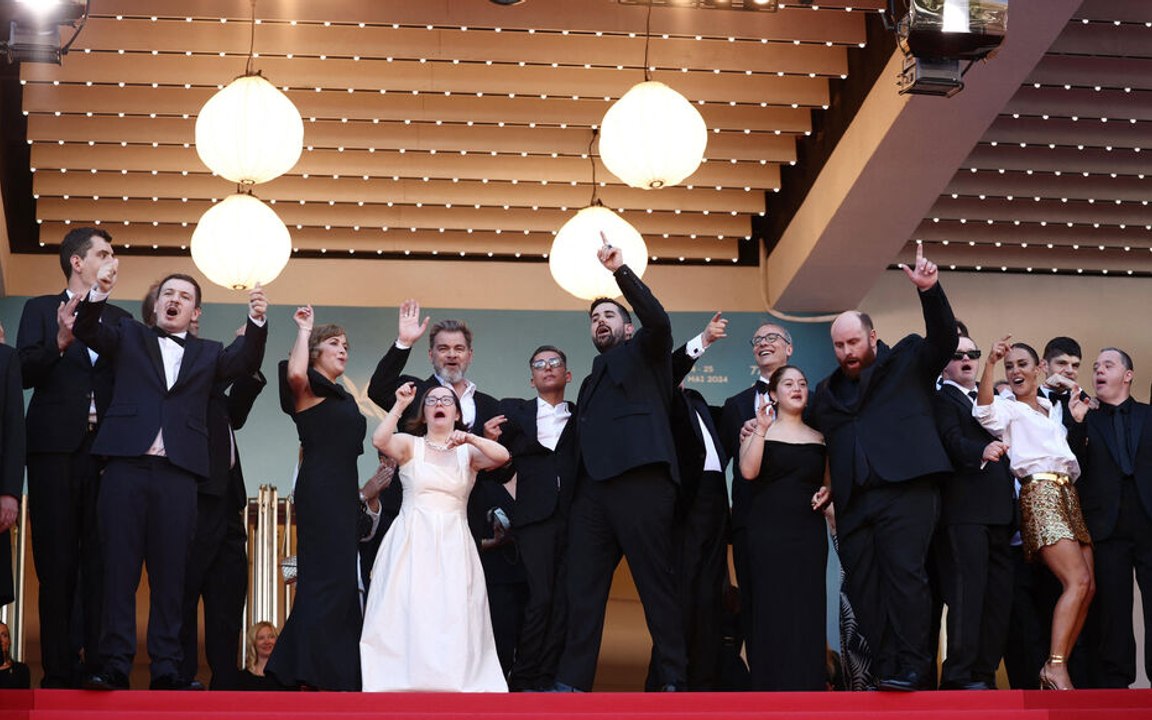 « Un p’tit truc en plus » : les images d’Artus et des autres comédiens du film montant les marches du Festival de Cannes