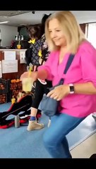 İzmir’de Feribotta Çocuğuyla Sanatını İcra Eden Müzisyenden ‘Gangsta’s Paradise’ Performansı